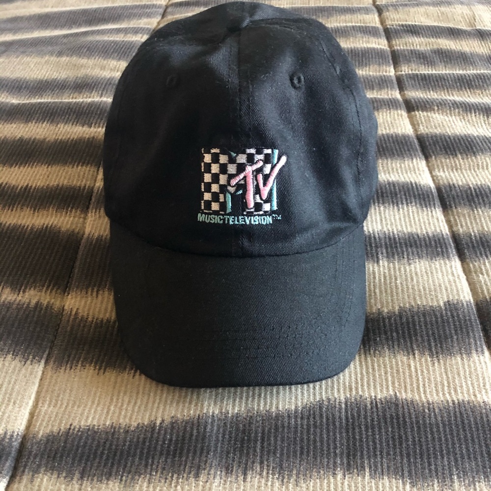 Black ‘MTV’ hat